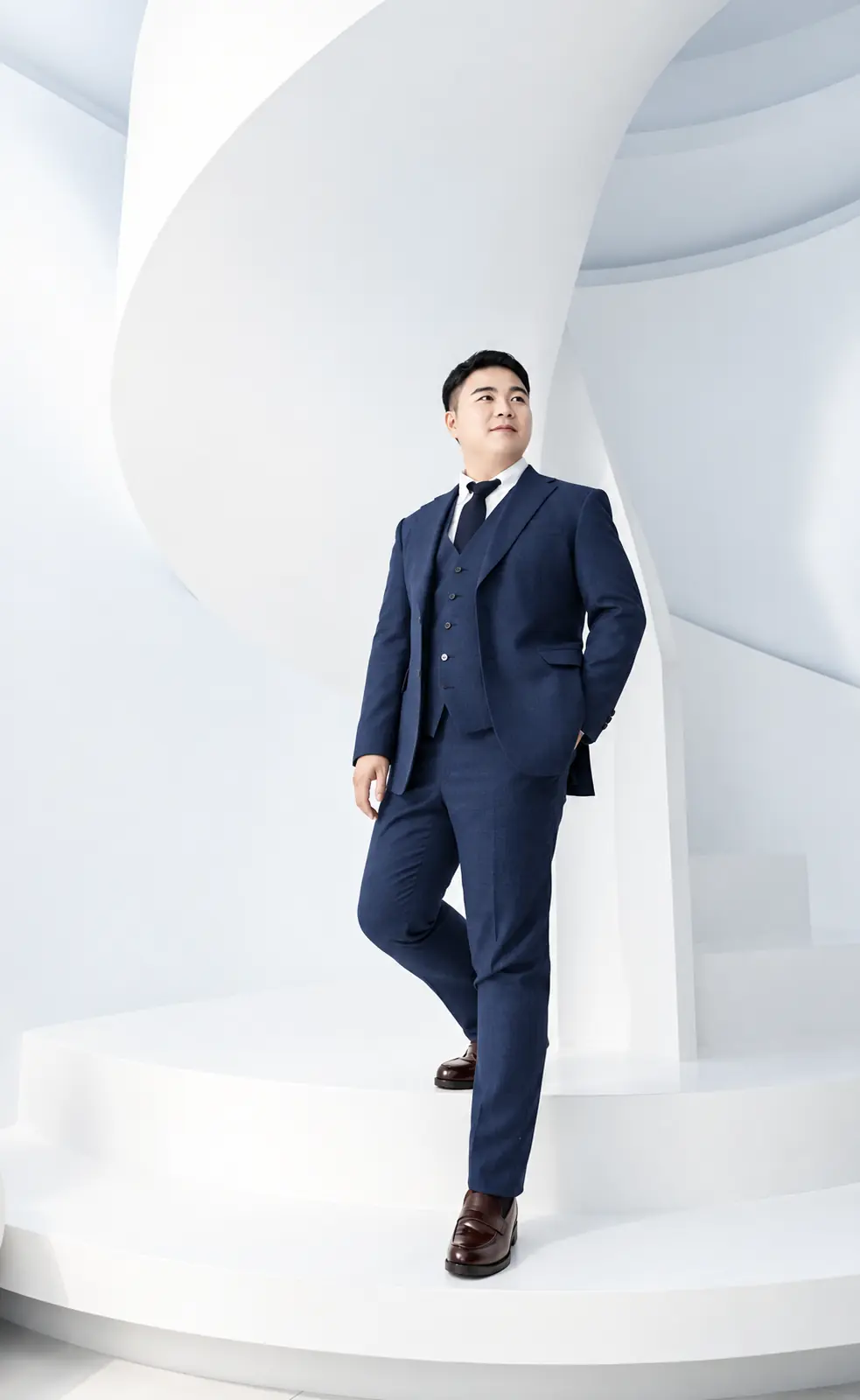네이비 정장을 입은 지금융코리아 김우창 팀장 전신사진